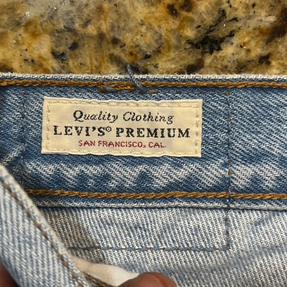Levis Premium Wedgie Straight Distressed Jeans Light Wash Blue Size 26 Raw Hem - Picture 3 of 9
